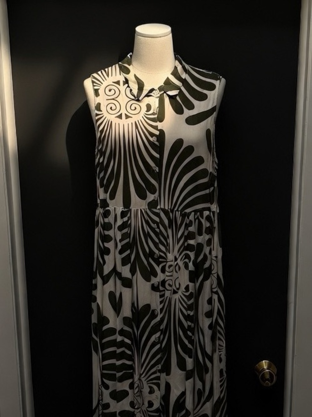 Sleeveless maxi Lagenlook, bold olive botanical print - Picture 2 of 5
